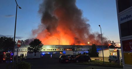 Pożar hali magazynowo-usługowej w Płocku. Trwa akcja kilkadziesiąt zastępów straży pożarnej!