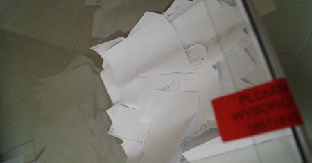 Pomylone głosy w komisjach wyborczych. PKW zajmie się nieprawidłowościami