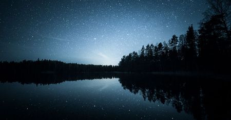 Fotografował fińskie niebo przez dwa lata. Efekt jest bajeczny!