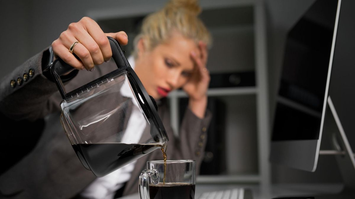 Przedawkowanie kofeiny to konsekwencja spożycia ponad 500 mg substancji w ciągu doby. Wówczas pojawia się wiele nieprzyjemnych dolegliwości.