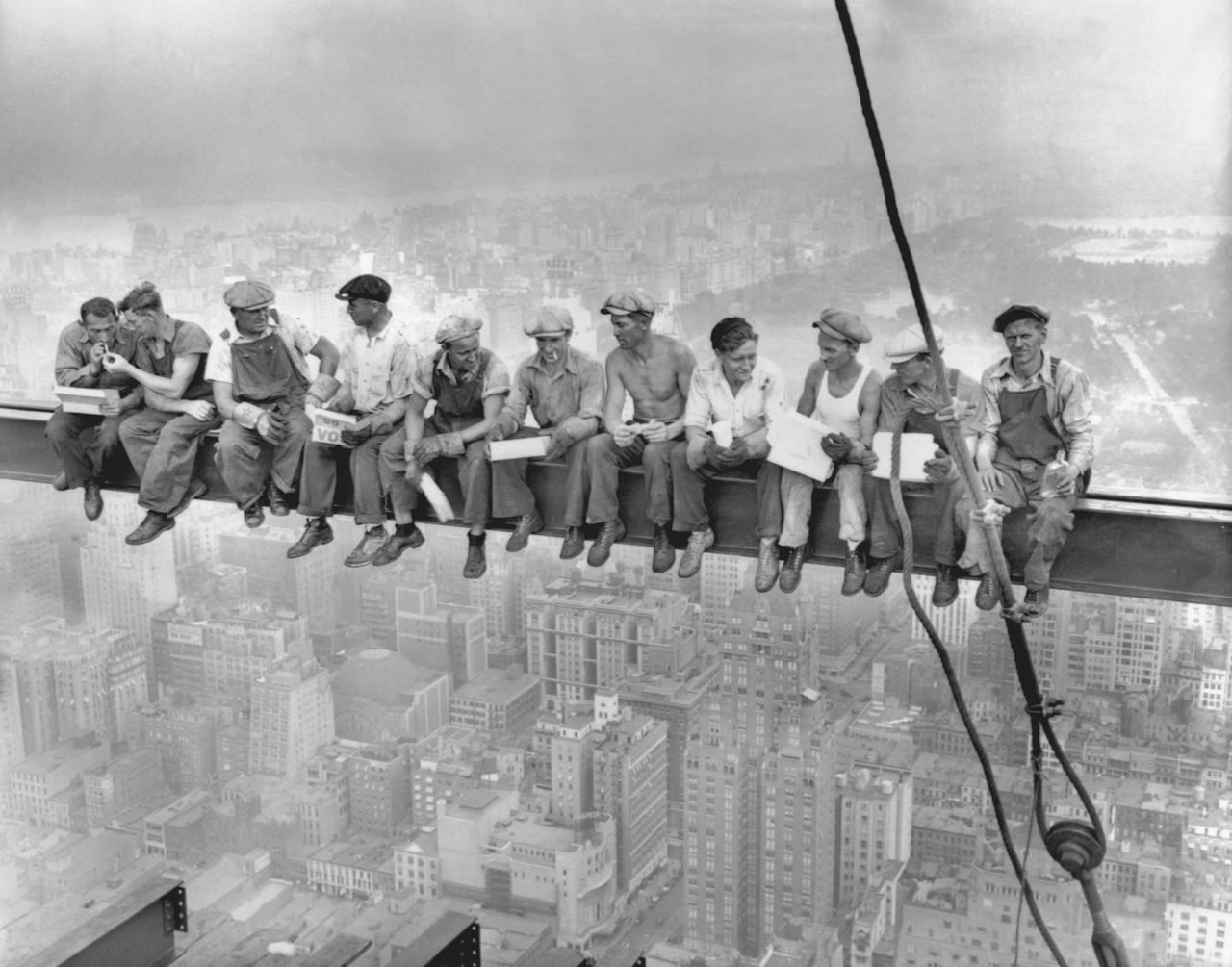 Słynne zdjęcie "Lunch atop a Skyscraper" przedstawiające robotników w czasie budowy GE Building we wrześniu 1932 roku.