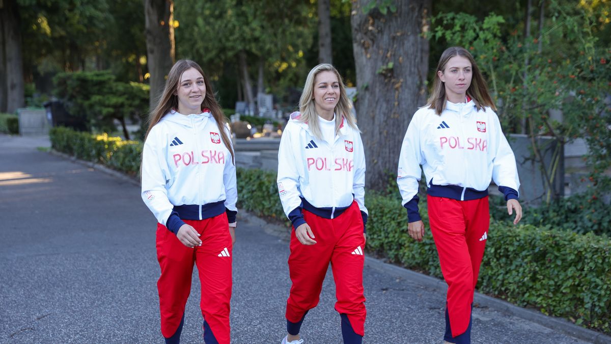 Aleksandra Miros�aw, Julia Szeremeta, Klaudia Zwoli�ska
Warszawa, 13.08.2024. Polskie olimpijki Aleksandra Miros�aw (C), Julia Szeremeta (L) i Klaudia Zwoli�ska (P) w drodze na z�o�enie kwiat�w na grobie Henryka Leliwy Raycewicza, W�adys�awa Dobrowolskiego i  W�adys�awa Kurasa na Cmentarzu Pow�zkowskim w Warszawie, 13 bm. (ad) PAP/Rafa� Guz
Rafa� Guz
cmentarz, groby, kwiaty, MON, pow�zki, pow�zkowski, Srebrna medalistka, z�ota medalistka