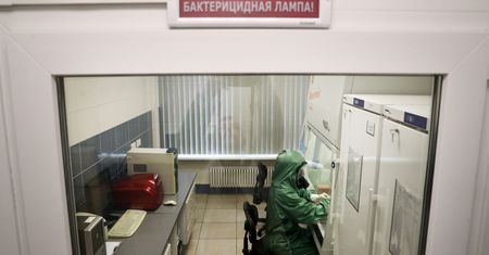 Rosja. Pierwszy przypadek przeniesienia wirusa AH5N8 na ludzi. Sprawa w WHO
