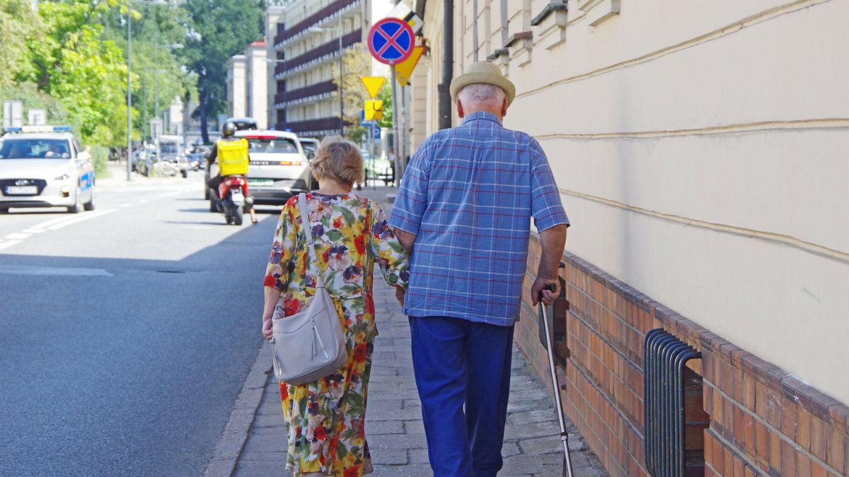 Stock Marek Bazak
Fot. Zofia i Marek Bazak/East News, Warszawa. N/z malzenstwo seniorowidzie chodnikiem, trzmajac sie za rece.
ZOFIA BAZAK