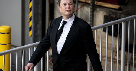Najbogatszy miliarder świata drwi z Jeffa Bezosa. Dał mu "prezent"