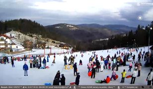 Tłumy turystów na zamkniętych stokach