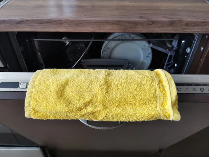 Using a dishcloth to dry dishes in the dishwasher. An ingenious hack