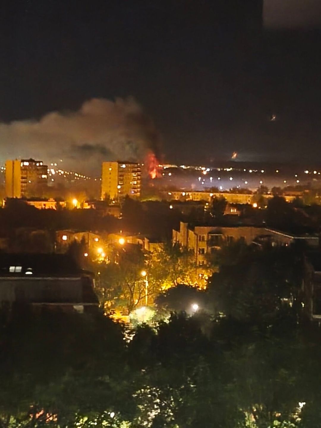 Nocny pożar na terenie dawnego LKJ przy ul. Krochmalnej