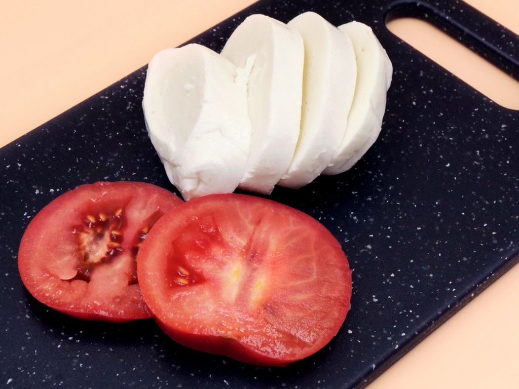 dorsz z mozzarella i pomidorem
