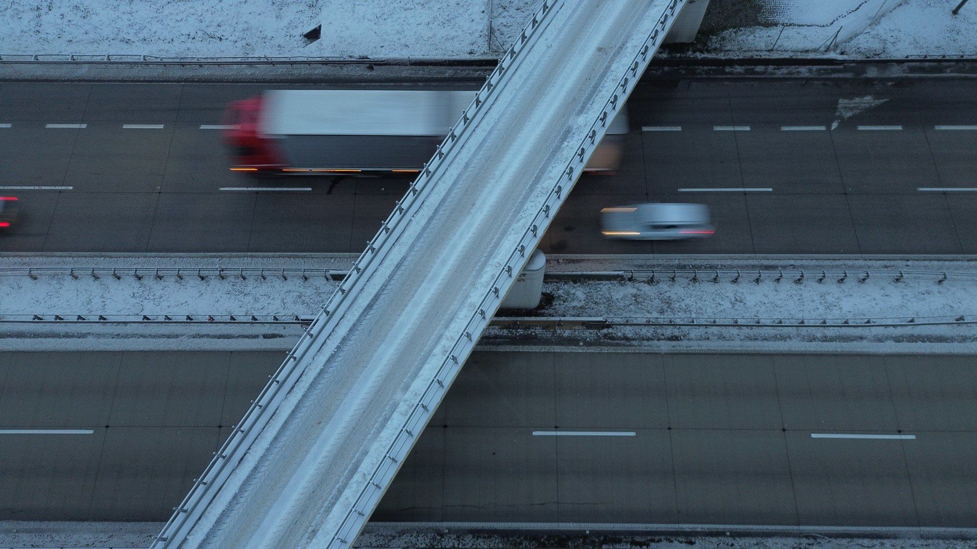 Intensywne opady śniegu na Dolnym Śląsku spowodowały sporo utrudnień na drogach. Wielu mieszkańców zgłaszało także awarie prądu.