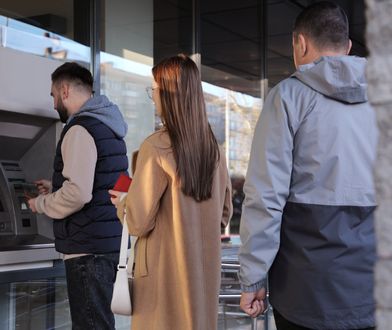 Polacy wycofują gotówkę z banków. Eksperci podali powody