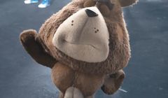Plushak na siłowni reklamuje Plush Abo (wideo)