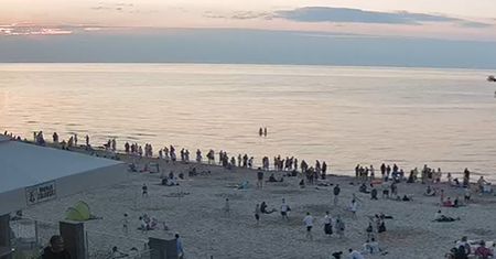 Była 20:30. Ujęcie ze Stegny. Spójrzcie na zachowanie plażowiczów