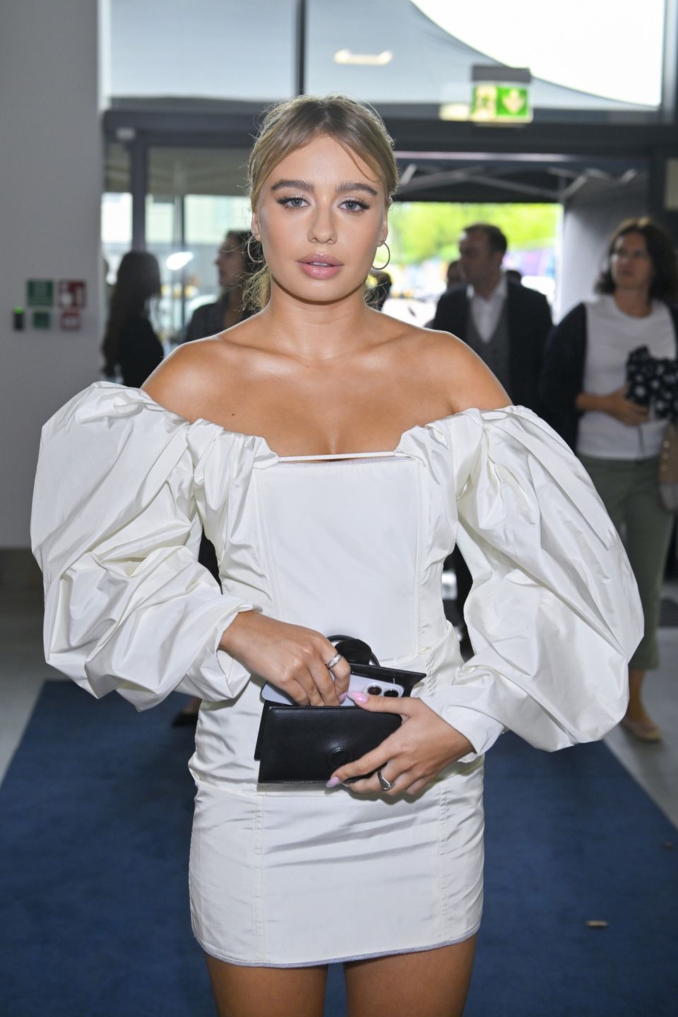 scena z: Oliwia Bieniuk, SK:, , fot. Jacek Kurnikowski/AKPAPolsat, Polsat - jesienna ramówka, Polsat - prezentacja jesiennej ramówki, ramówka, sukienka mini, sukienka krótka, sukienka z odkrytymi ramionami, ramiona, Oliwia Bieniuk