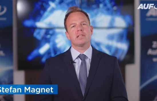 Prawicowy kanał z zakazem emisji satelitarnej. Emituje m.in. teorie spiskowe