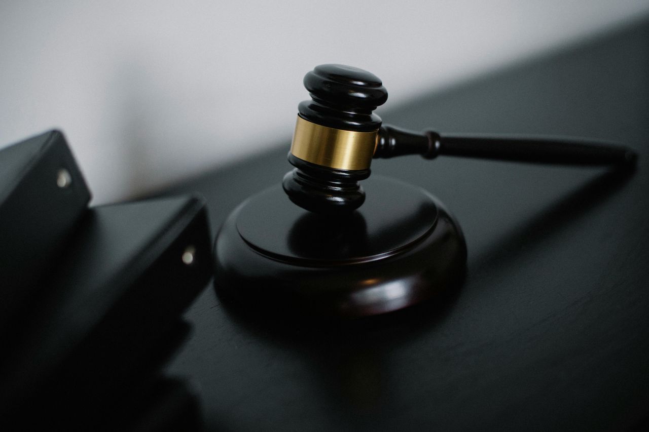 Domowy oprawca zatrzymany. Groził śmiercią, mimo że sąd zakazał mu zbliżać się do rodziców