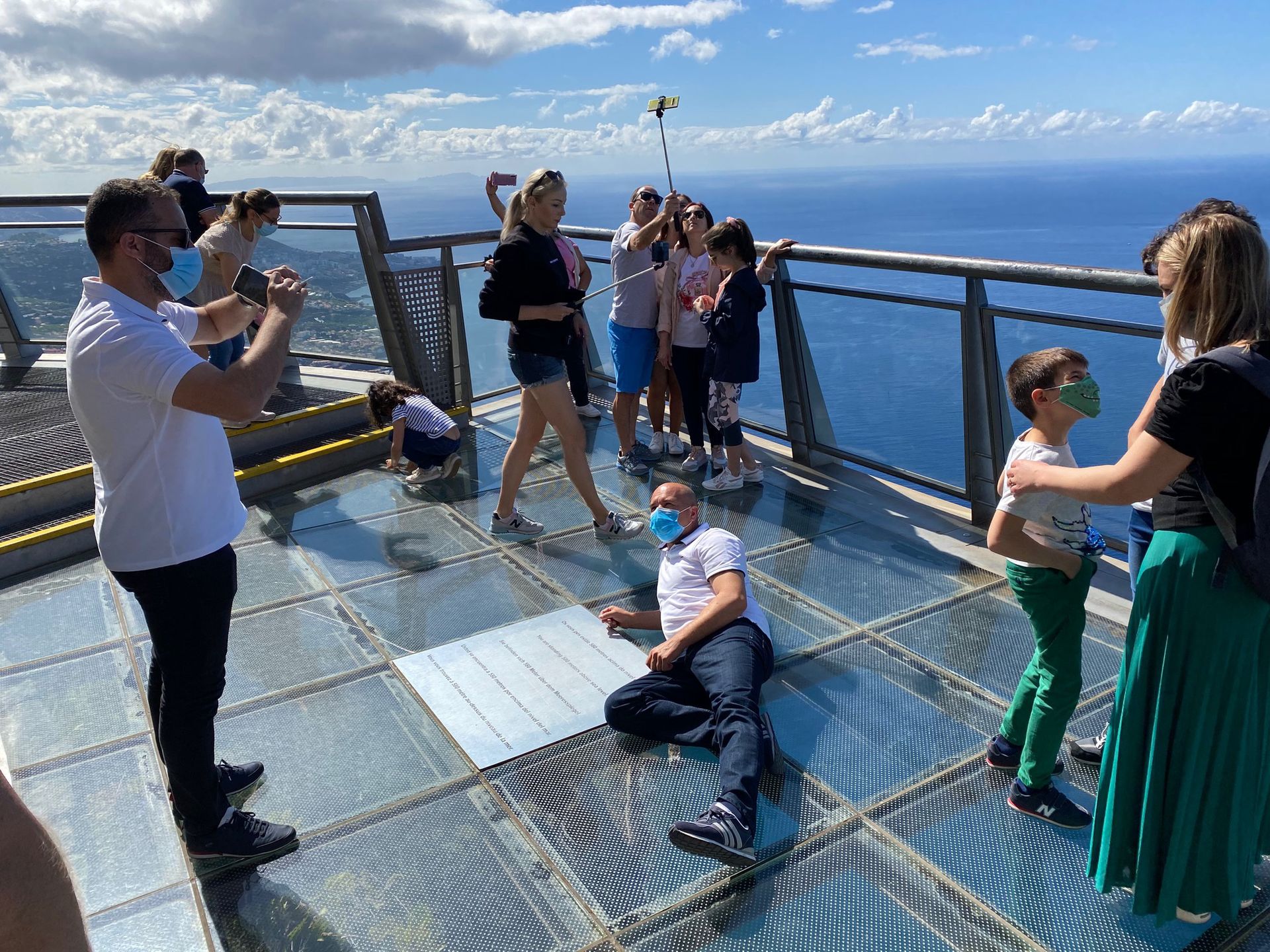 Widok na Cabo Girão ze szklanego tarasu
