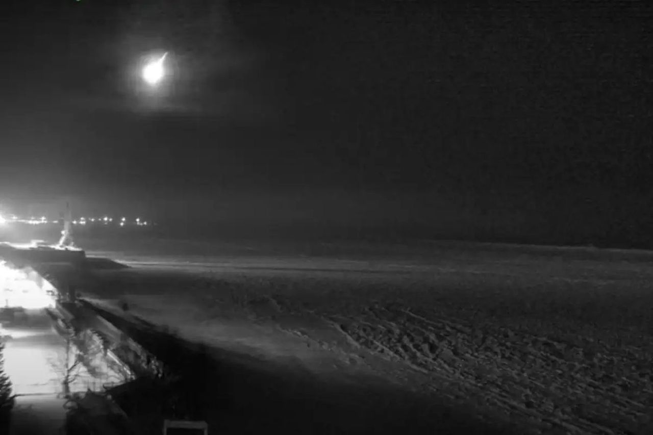 Siberian sky lit up by harmless asteroid's fiery descent