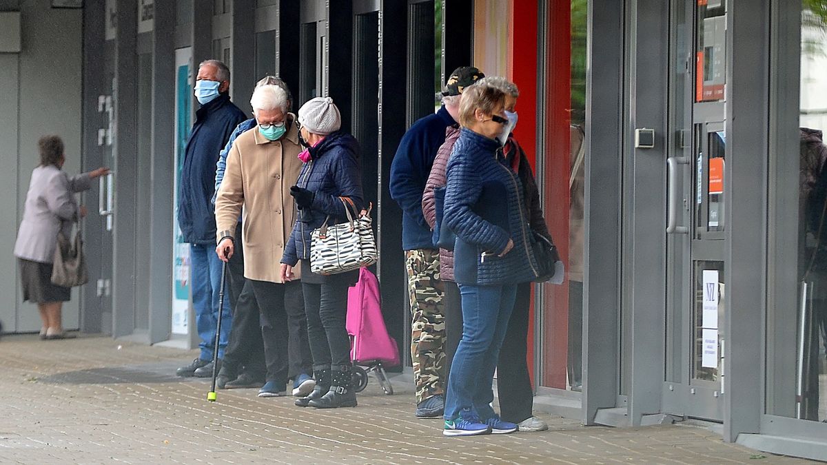 Jak będzie wyglądać handel od soboty? Jaki będzie limit osób w sklepach? PAP/Marcin Bielecki