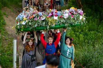 Wianki, tańce i ognie. W świętojańską noc powitaliśmy lato nad Wisłą [fotogaleria]