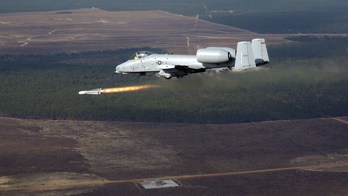 Pocisk AGM-65 Maverick wystrzeliwany z A-10 Thunderbolt 
