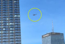 Manewry śmigłowca nad Warszawą. Black Hawk zawisł nad wieżowcem