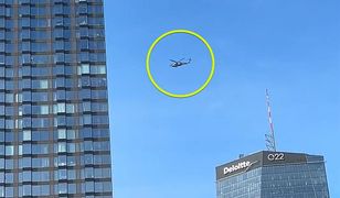 Manewry śmigłowca nad Warszawą. Black Hawk zawisł nad wieżowcem