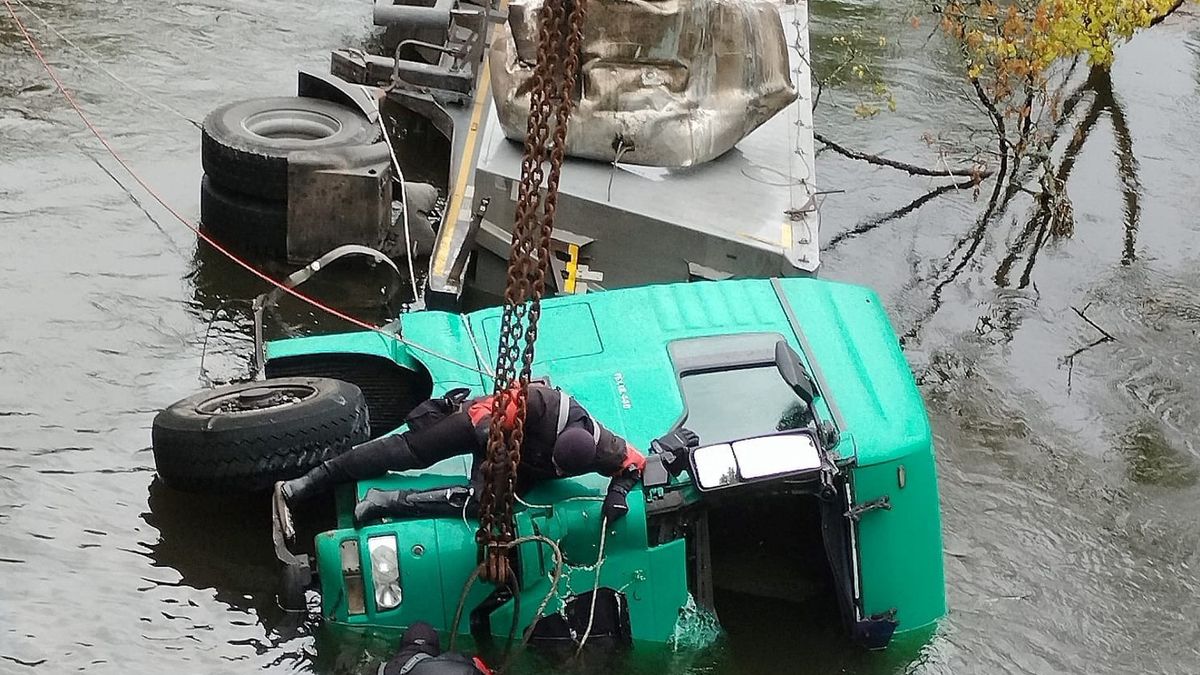 Ciężarówka z naczepą wylądowała w rzece