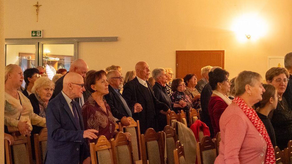 W niedzielne popołudnie w sali GOK w Łeknie odbył się niezwykle wzruszający montaż słowno-muzyczny &#34;Janie Pawle Bracie Nasz&#34;