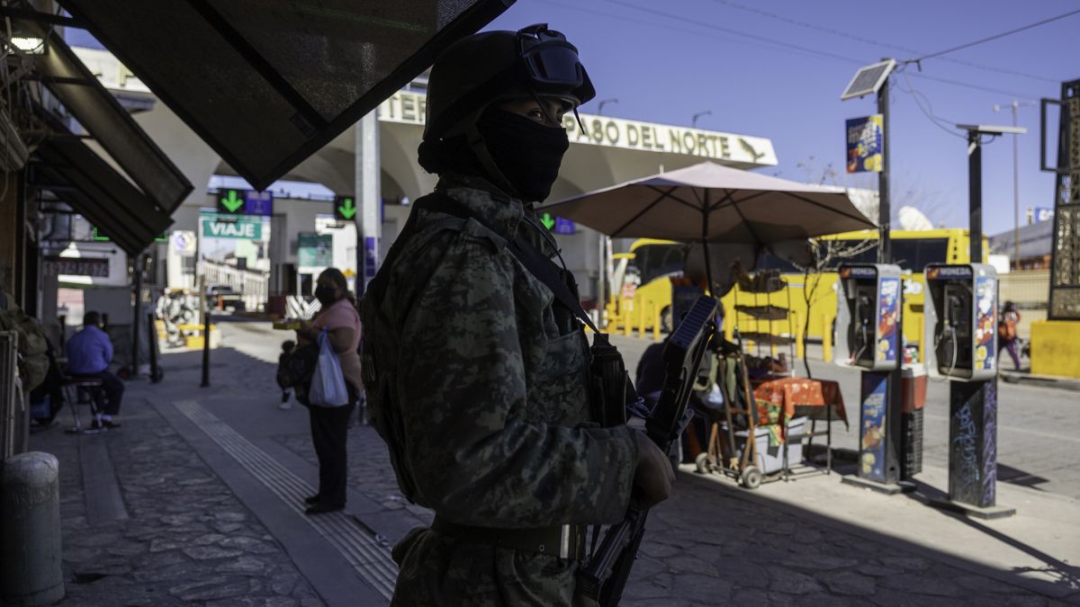CIUDAD JUAREZ, MEXICO - FEBRUARY 07: A Mexican Army soldier stands guard at a border crossing into the United States on February 07, 2025 in Ciudad Juarez, Mexico. Advance units of soldiers were deployed to the border by Mexican President Claudia Sheinbaum after U.S. President Donald Trump threatened tariffs on Mexican goods. (Photo by John Moore/Getty Images)