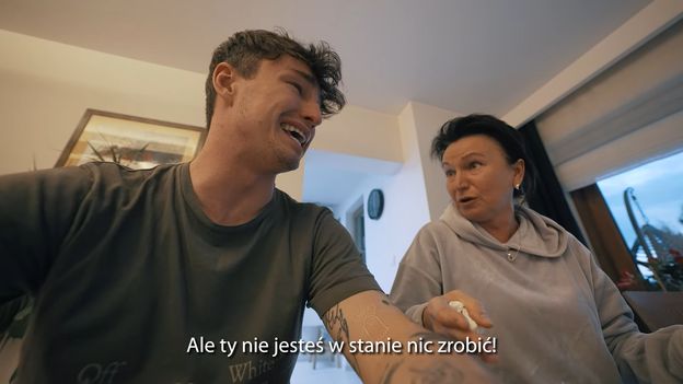 Marcin Dubiel PUBLIKUJE FILM z zapłakaną mamą. "Moja siostra jest bita w szkole" (WIDEO)