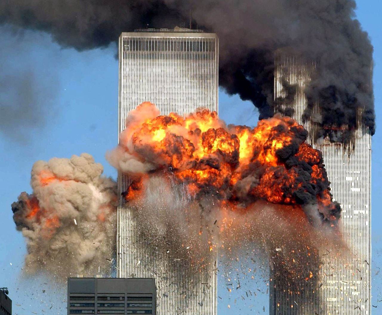 Samolot uderza w wieżę WTC