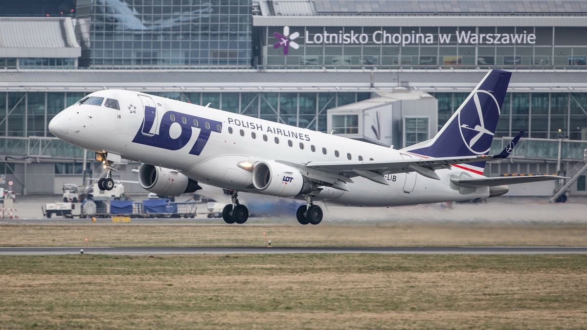 Samolot PLL LOT na Lotnisku Chopina w Warszawie