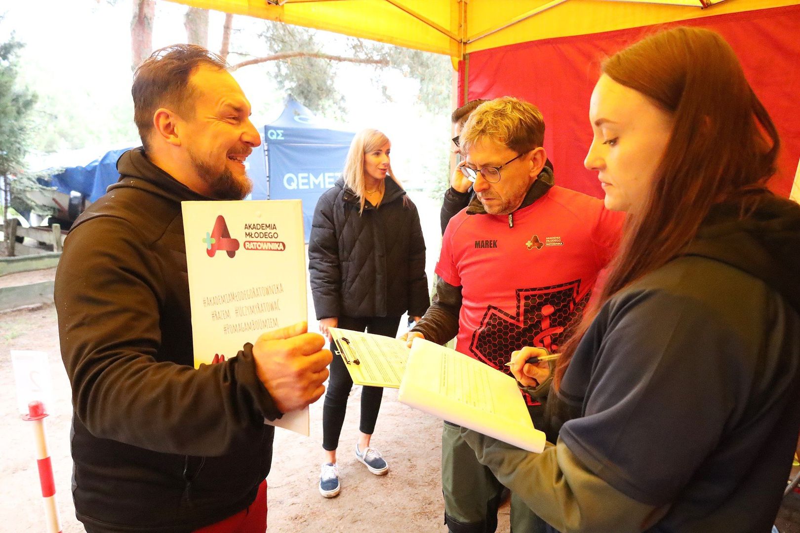 W projekt mocno zaangażowali się pracownicy Marketu BHP. Marcin Tereszkiewicz (po lewej) to nie tylko marketingowiec i koordynator Akademii Młodego Ratownika, ale również ratownik Kwalifikowanej Pierwszej Pomocy, który był jedną z osób prowadzących warsztaty z dziećmi i młodzieżą. Jak sam na powiedział &#34;udało się przeszkolić ponad 3500 dzieci z zakresu pierwszej pomocy, co jest wielką satysfakcją z tego projektu i z tego, co się  udało razem zrobić i wspólnie wypracować&#34;