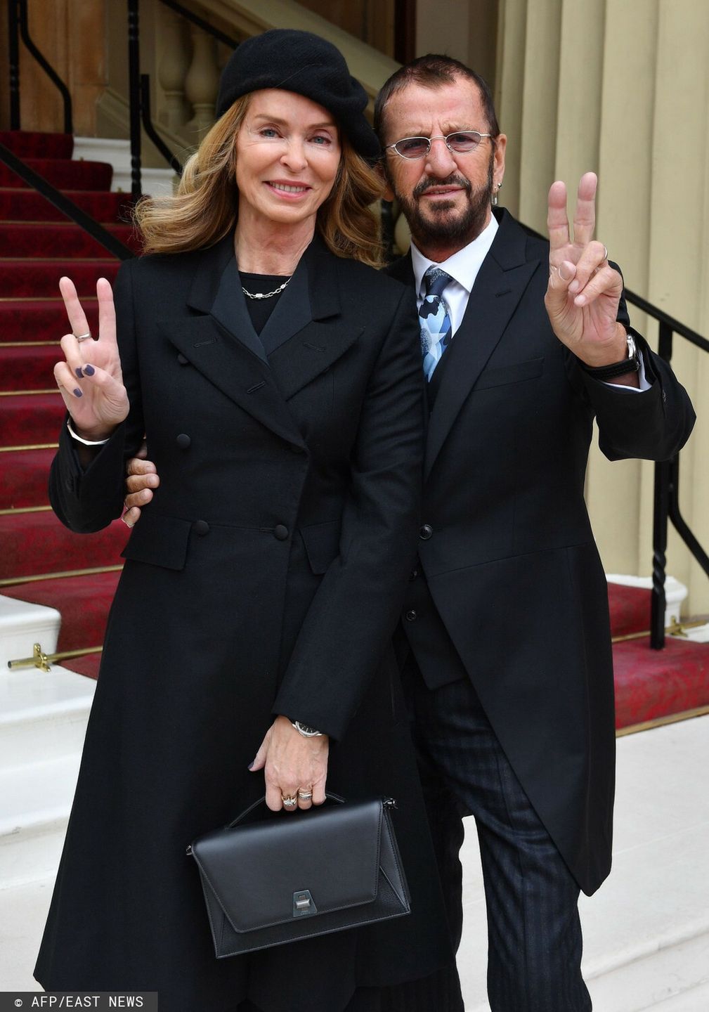 Ringo Star na uroczysto?ci w Buckingham PalaceRichard Starkey, better knonwn as Ringo Starr, and his wife Barbara Bach, pose as they arrive for an investiture ceremony at Buckingham Palace in London on March 20, 2018. / AFP PHOTO / POOL / John StillwellJOHN STILLWELL