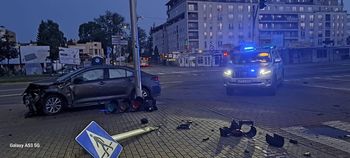 Kolizja w Piasecznie. Obywatel Ukrainy uciekł z miejsca zdarzenia. Porzucił pojazd i pasażerów