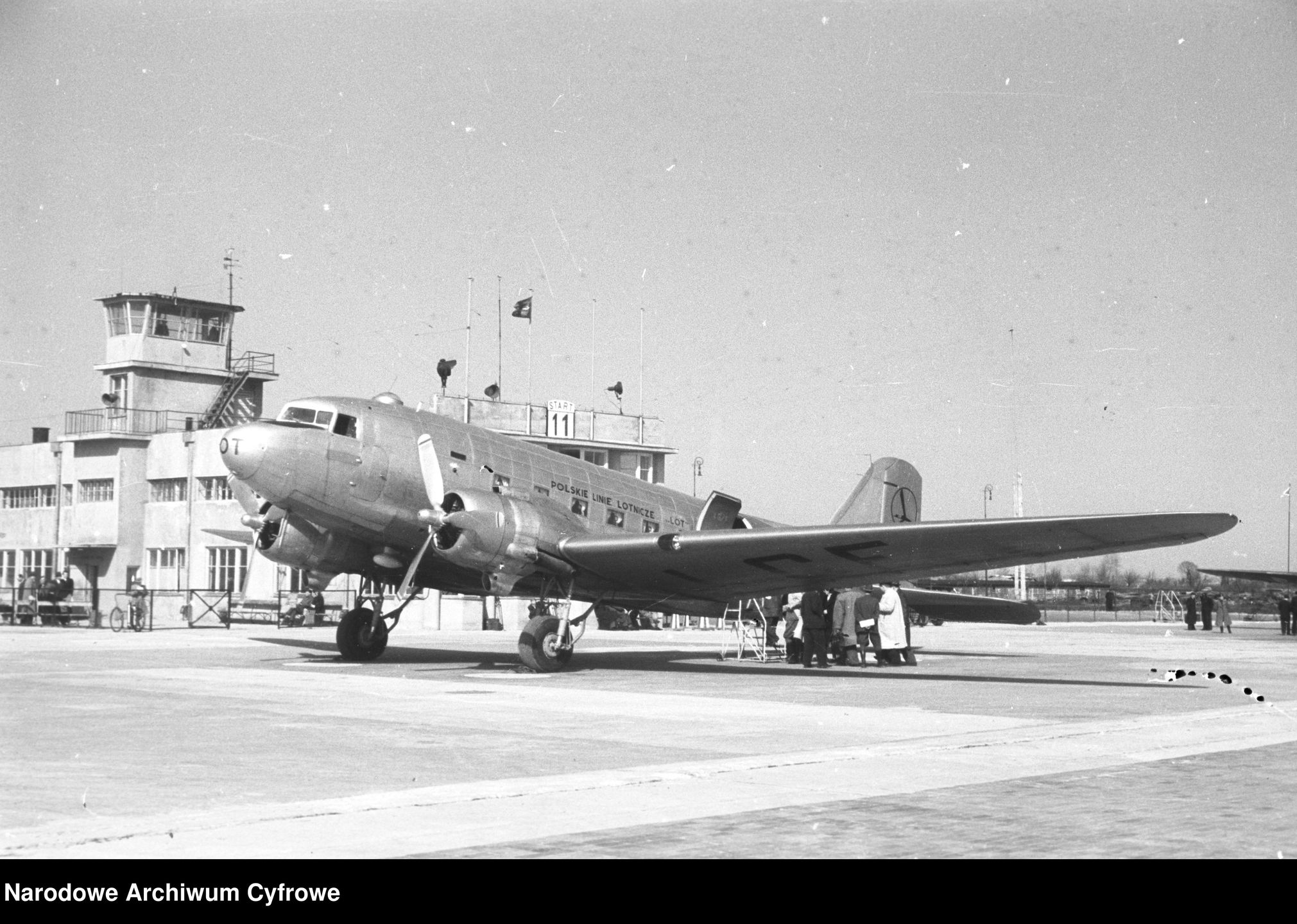Lotnisko Okęcie w Warszawie w 1948 r. Samolot DC-3 Polskich Linii Lotniczych LOT