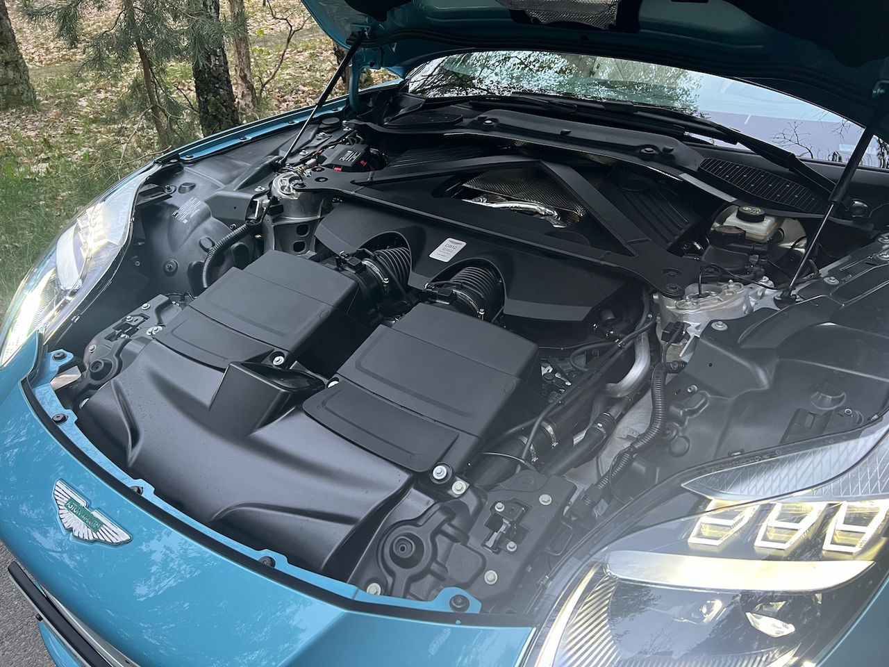 Aston Martin DB12 Volante