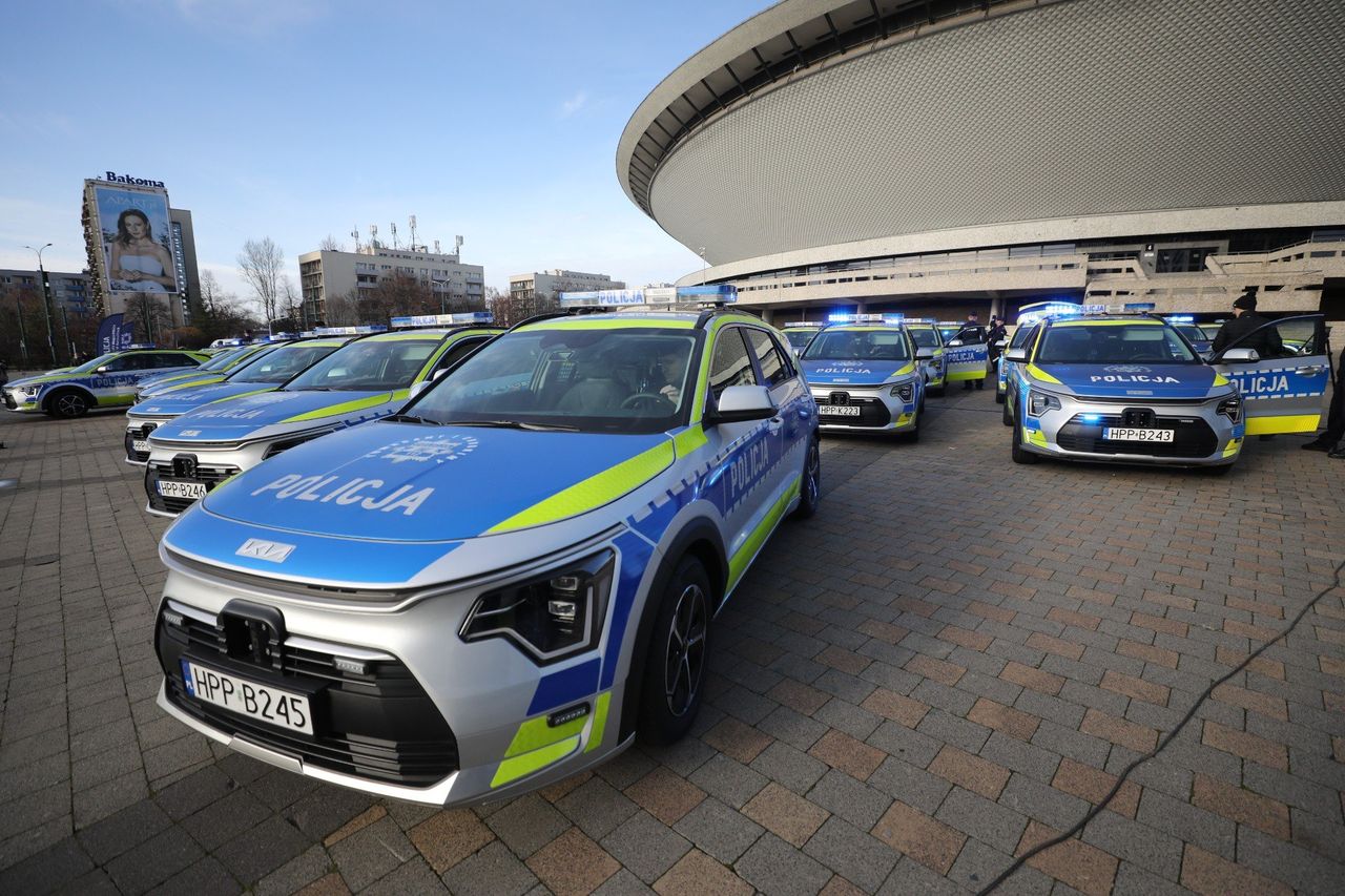 Katowice: 72 hybrydy dla śląskiej policji. Zobacz nowe radiowozy