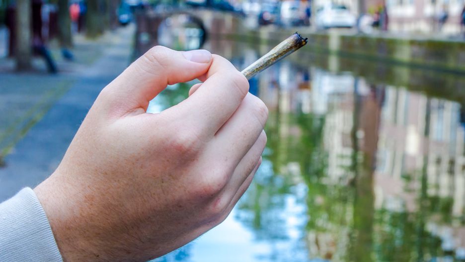 Za zapalenie jointa na Ulicy Czerwonych Latarni w Amsterdamie można teraz dostać mandat