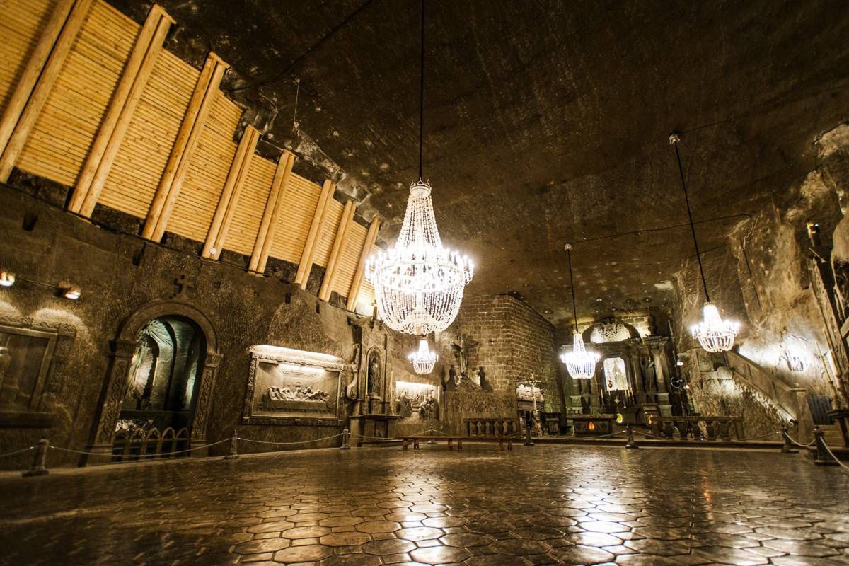 Wieliczka: Poranna pasterka w Kopalni Soli. Uczestniczyło w niej ponad 800 osób. "Gromadzi nas tutaj radość betlejemskiego poranka"