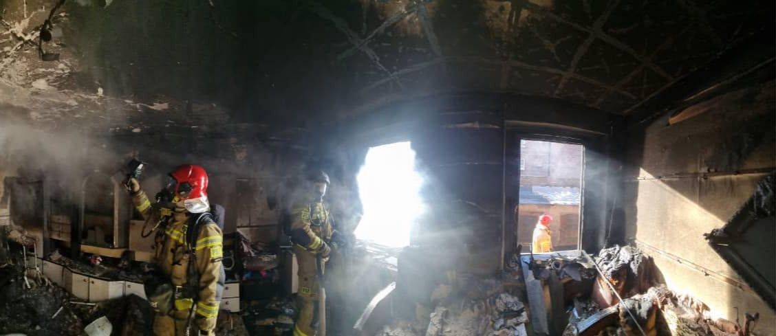 Spalone mieszkanie w Bytomiu (Fot. Komenda Miejska Państwowej Straży Pożarnej w Bytomiu)