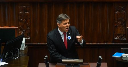 PiS zmienia pytania. Zadziwiające tłumaczenia posła