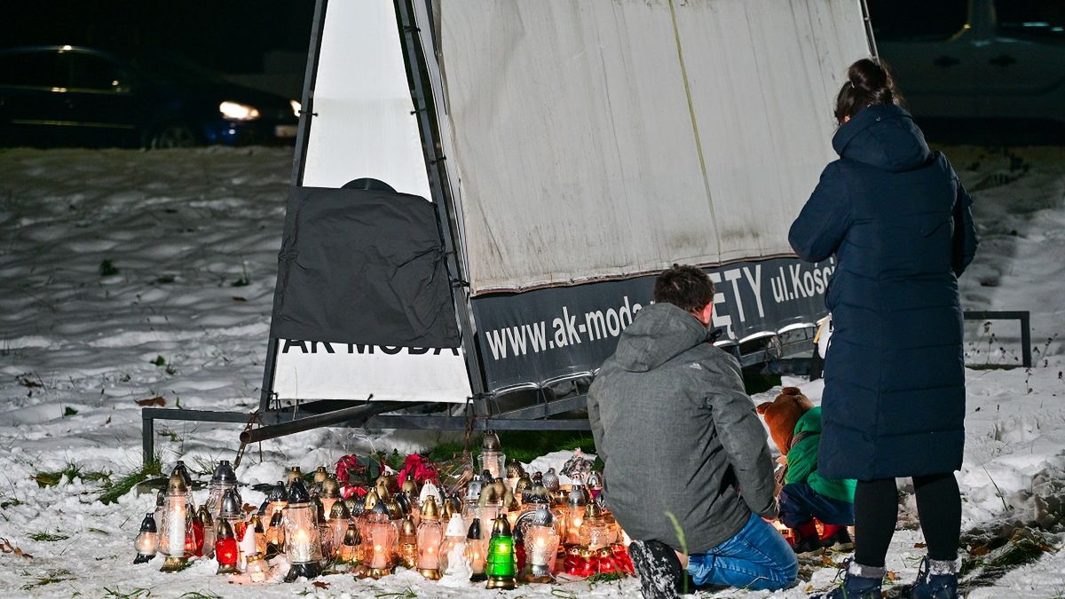 Znicze przed supermarketem w Andrychowie.