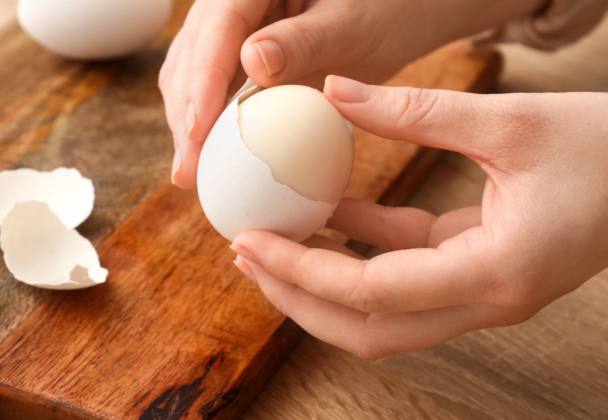 How to peel eggs quickly?