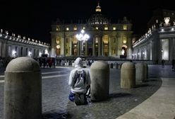 Watykan. Ciało papieża złożone do trumny