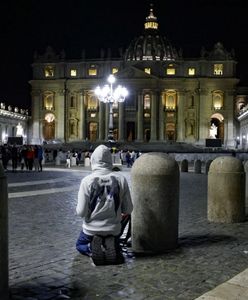 Watykan. Ciało papieża złożone do trumny