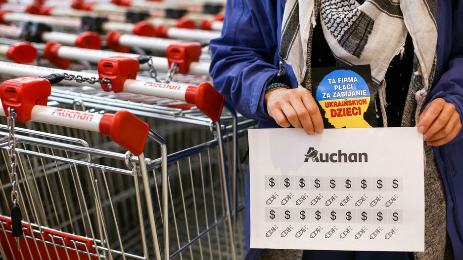 Protest przed marketem Auchan w Krakowie