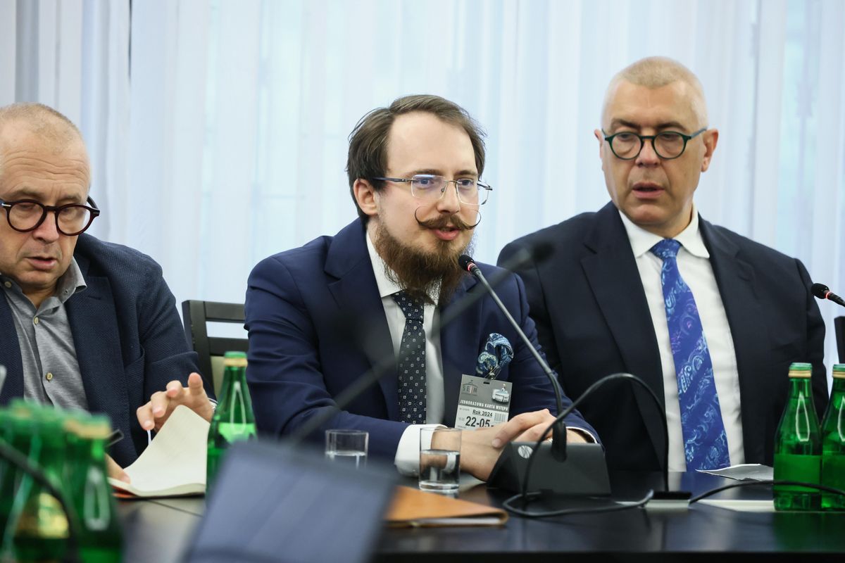 Tomasz Mraz (pośrodku) podczas posiedzenia zespołu ds. rozliczeń PiS. Warszawa, 22 maja 2024 roku