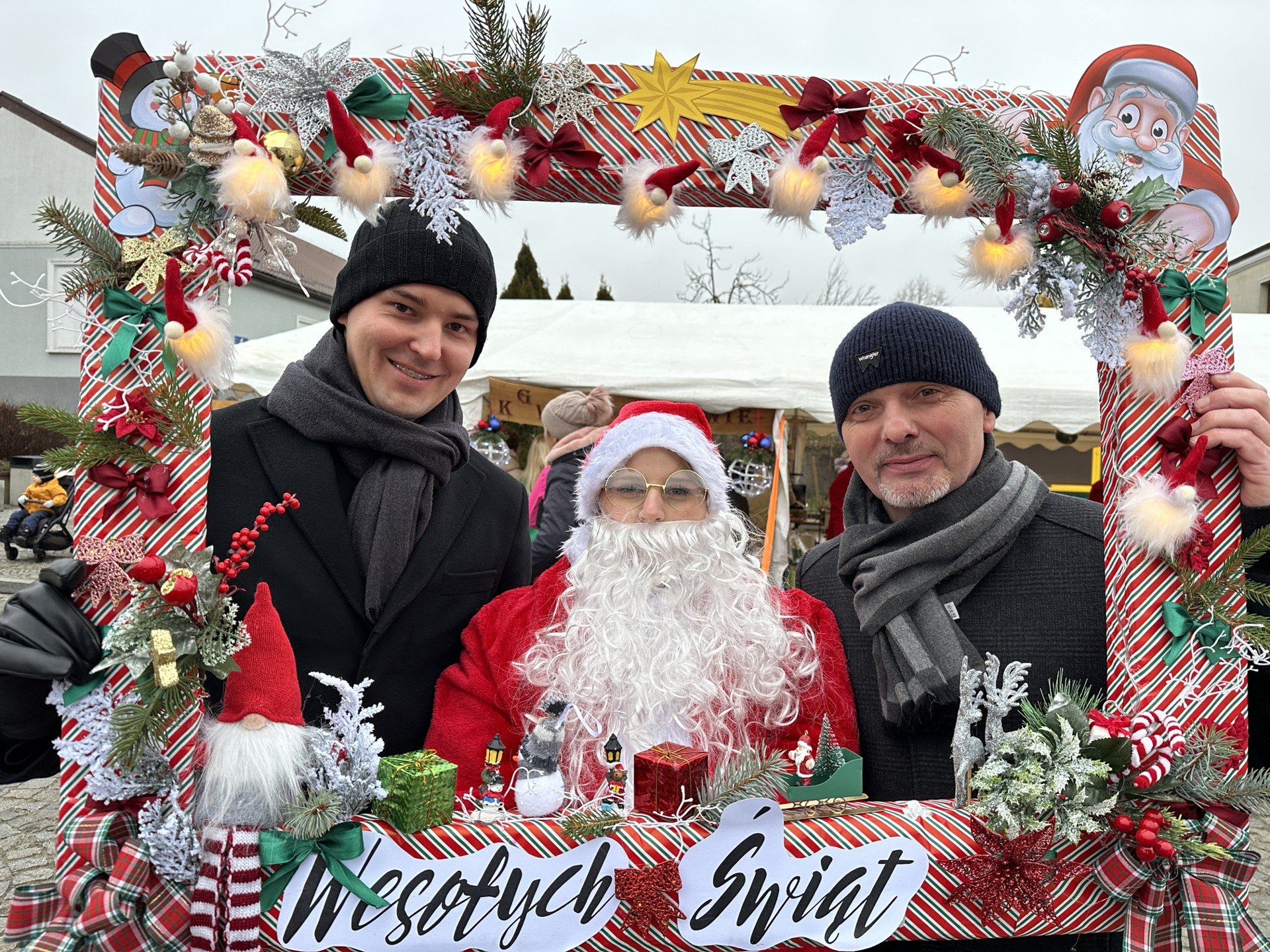 Nawet dorośli chcieli sobie zrobić zdjęcie z Mikołajem. Pierwszy od prawej na zdjęciu burmistrz Piotr Ślęzak